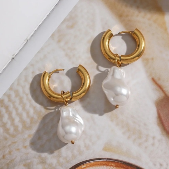 New: Bold Glass Pearl Statement Earrings - Picture 3 of 8